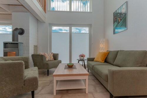 Ferienhaus Hanna, modern eingerichtetes Ferienhaus mit 86m² Wohnfläche auf 2 Etagen in Nordhorn. Hochwertiger Wohnkomfort mit Sauna, Whirlpool, Kamin, Waschtrockner & Fußbodenheizung