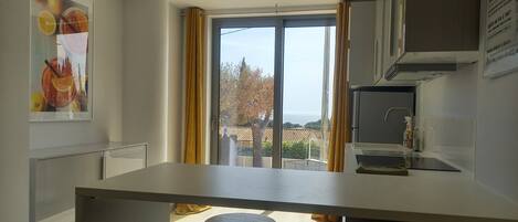 Réfrigérateur, four, plaque de cuisson, lave-vaisselle