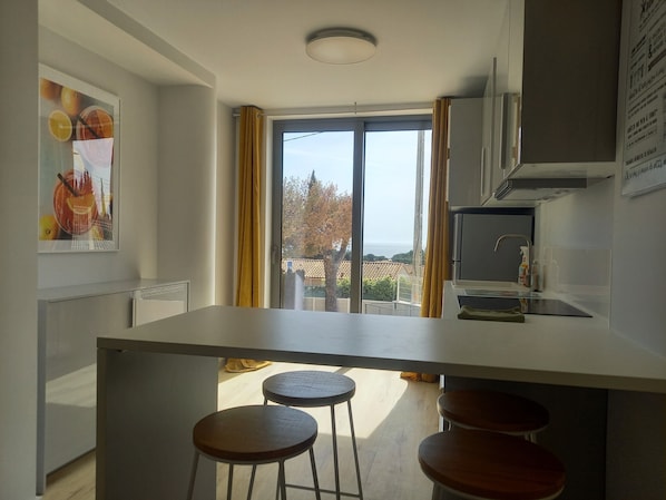 Fridge, oven, stovetop, dishwasher - Appartement Neuf Climatisé 41m2, vue Mer, Presqu'île Capelan à Pieds! (Bandol)