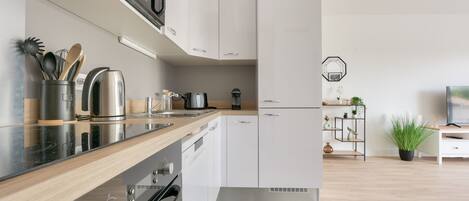 Kühlschrank, Mikrowelle, Ofen, Geschirrspüler