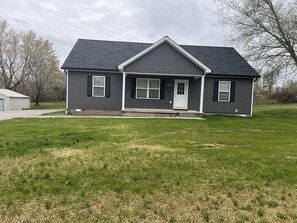Exterior - Peaceful private 3 bedroom & 2 bathroom new home near Mammoth Cave. (Cave City)