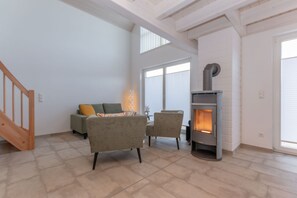 Smart TV, fireplace