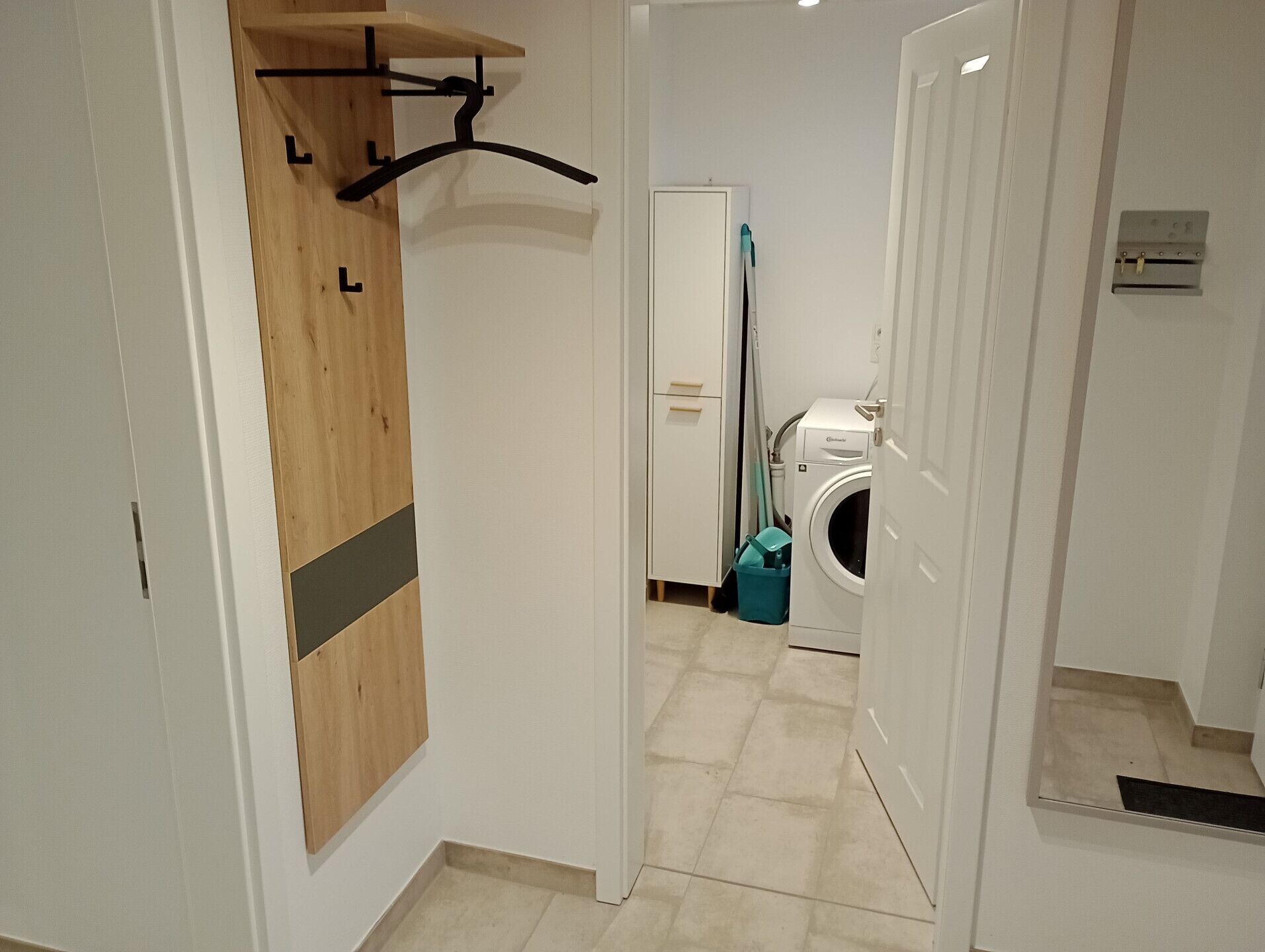Der Hauswirtschaftsraum mit Waschtrockner grenzt gleich nebenan.