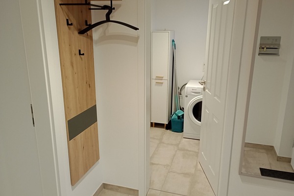 Der Hauswirtschaftsraum mit Waschtrockner grenzt gleich nebenan.