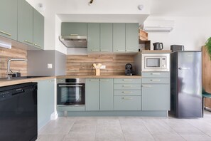 Réfrigérateur, micro-ondes, four, lave-vaisselle