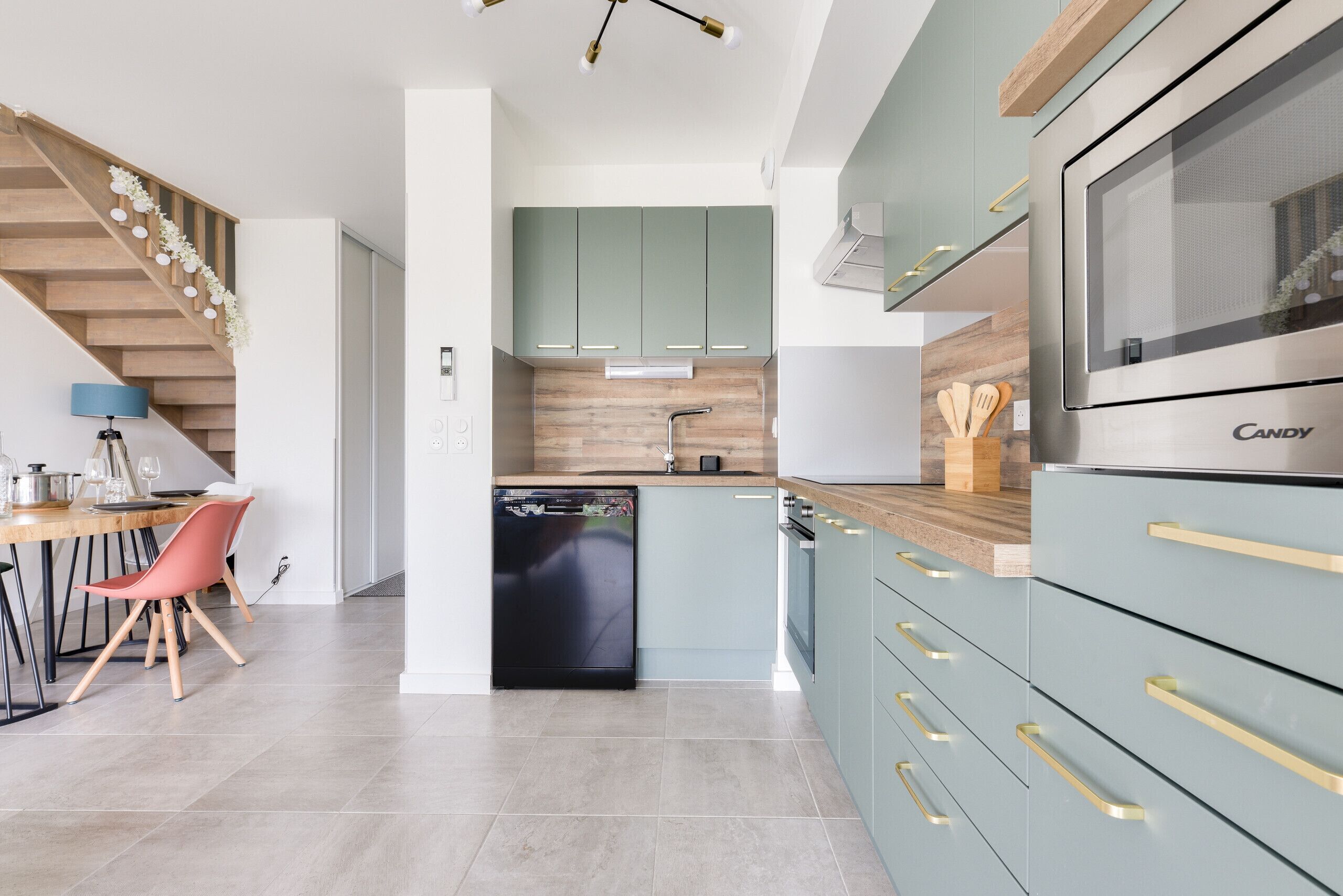 Een koelkast, een microgolfoven, een oven, een vaatwasser