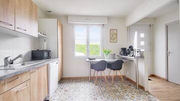 Réfrigérateur, micro-ondes, four, lave-vaisselle