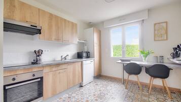 Een koelkast, een microgolfoven, een oven, een vaatwasser