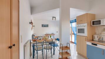 Een koelkast, een microgolfoven, een oven