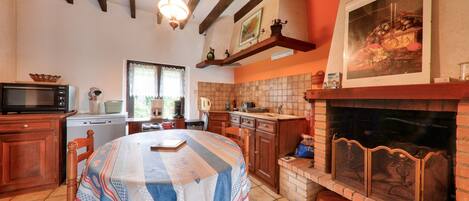 Een koelkast, een microgolfoven, een vaatwasser