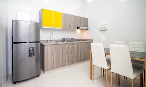 Refrigerador, microondas, licuadora, molino de café