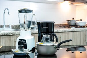 Refrigerador, microondas, licuadora, molino de café