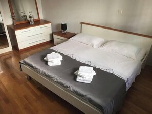 2 habitaciones, tabla de planchar con plancha, wifi y ropa de cama