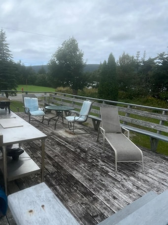 Outdoor dining. Great Place 2BR House, Kippens