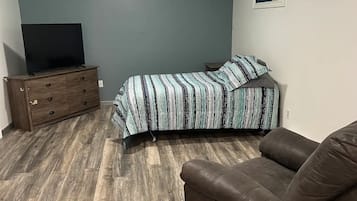 1 slaapkamer, een strijkplank/strijkijzer, wifi, beddengoed
