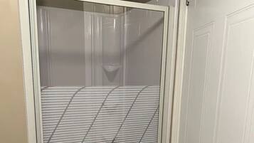 吹风机、毛巾、肥皂、卫生纸