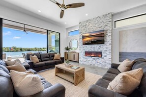 Smart TV, chimenea, oficina