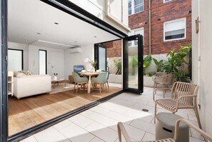 Outdoor dining - Relaxed Beachside Townhouse (North Bondi)