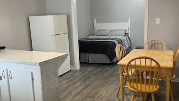 1 slaapkamer, een strijkplank/strijkijzer, wifi