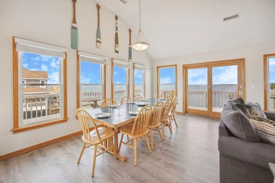 Soundfront Dog Friendly w/ Hot Tub, Media Room, Community Pool and Boat Ramp