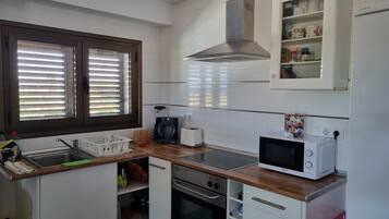 Een koelkast, een magnetron, een oven, een kookplaat