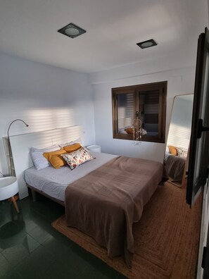 3 camere, una scrivania, ferro/asse da stiro, culla da viaggio