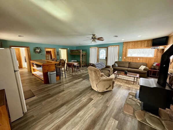 Smart TV, fireplace - Cozy Cabin- Close to all up North activities! Cabin in Irons. (Irons)