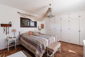 6 soverom, strykejern/-brett, wi-fi (inkludert) og sengetøy