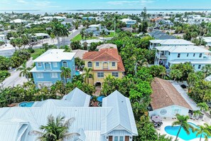 Un quartier résidentiel avec des maisons, une piscine et une vue sur l’océan.