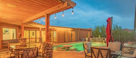 Een buitenzwembad, een verwarmd zwembad