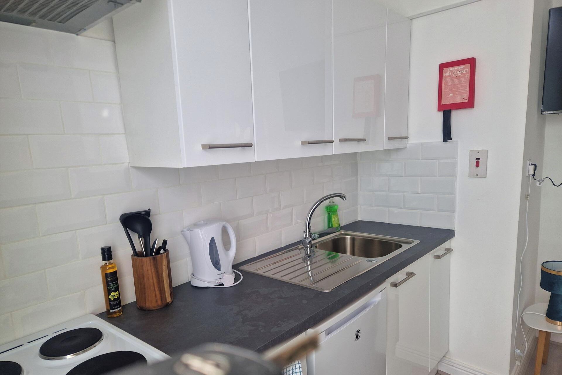 Fridge, oven, stovetop, electric kettle