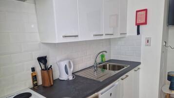 Fridge, oven, stovetop, electric kettle