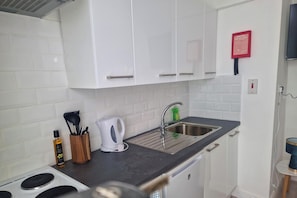 Fridge, oven, stovetop, electric kettle - Quiet 1Br Retreat- Fast Internet- Walk-in Shower (Cork)