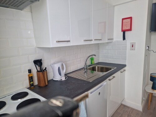 Quiet 1Br Retreat- Fast Internet- Walk-in Shower