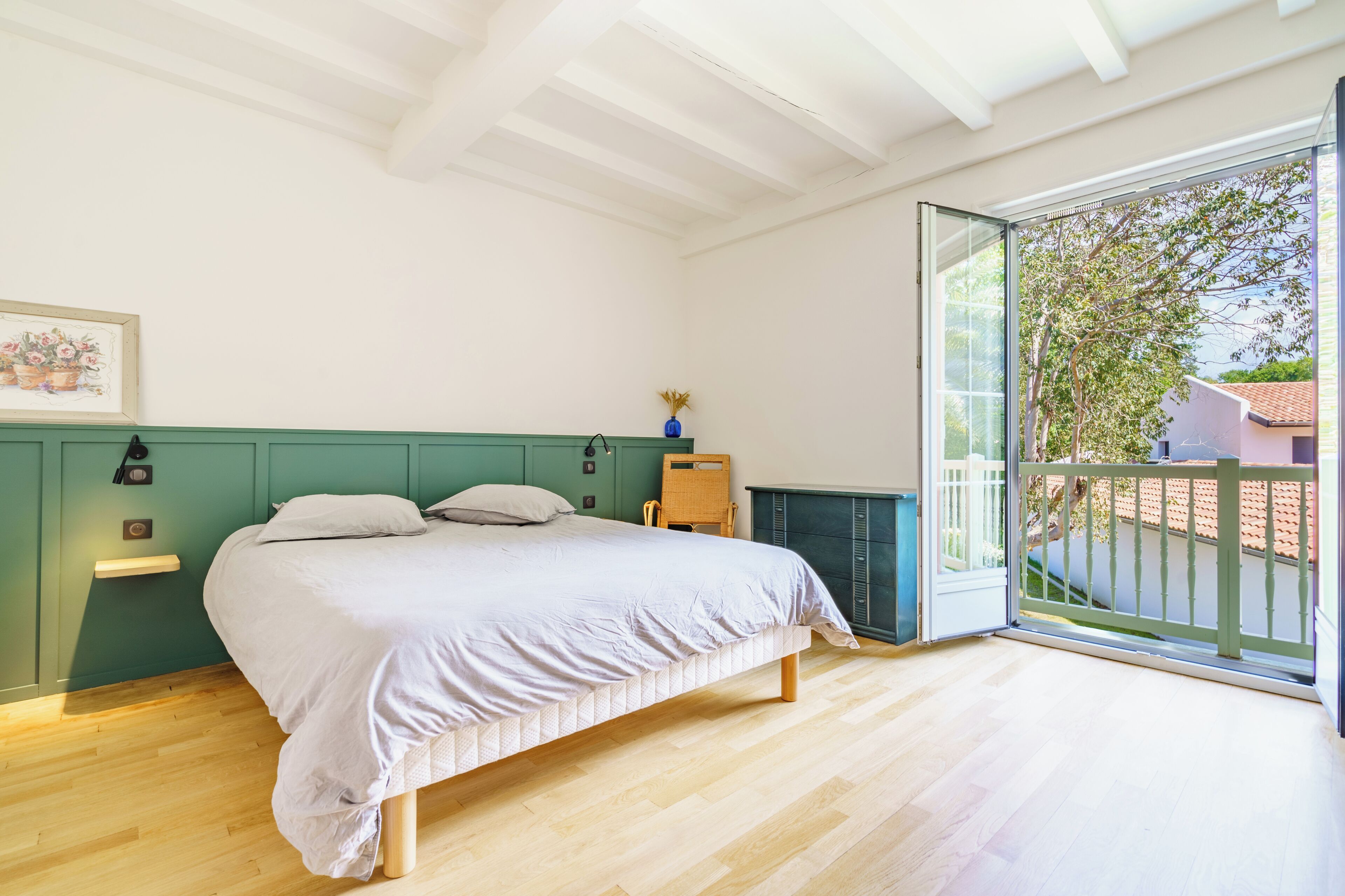 6 bedrooms, iron/ironing board, WiFi, bed sheets