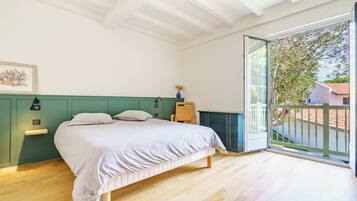 6 bedrooms, iron/ironing board, WiFi, bed sheets