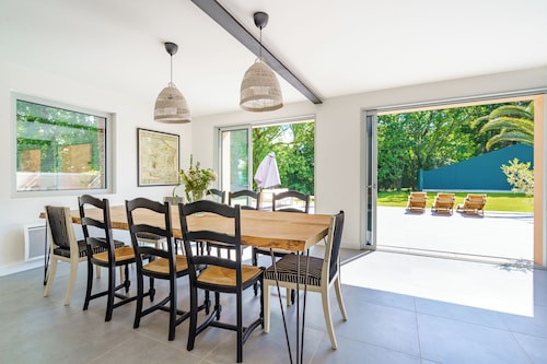 Grande Villa Familiale Rénovée, Immense Jardin & Pelote Basque, 9min de la Plage