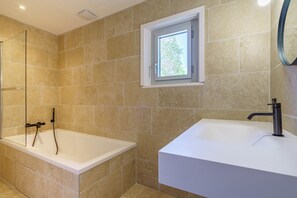 Douche, sèche-cheveux, serviettes fournies, savon