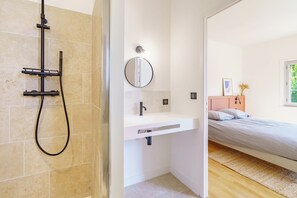 6 bedrooms, iron/ironing board, WiFi, bed sheets