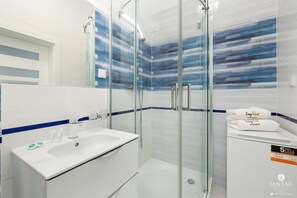 Douche, sèche-cheveux, serviettes fournies