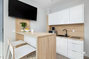 Kühlschrank, Mikrowelle, Herdplatte, Wasserkocher mit Kaffee-/Teezubehör