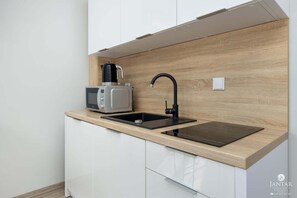 Køleskab, mikrobølgeovn, kogeplade, kaffe-/temaskine