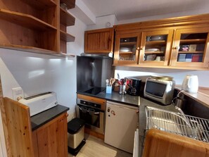 Fridge, microwave, dishwasher, coffee/tea maker