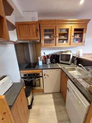 Kjøleskap, mikrobølgeovn, oppvaskmaskin og kaffetrakter/tekoker