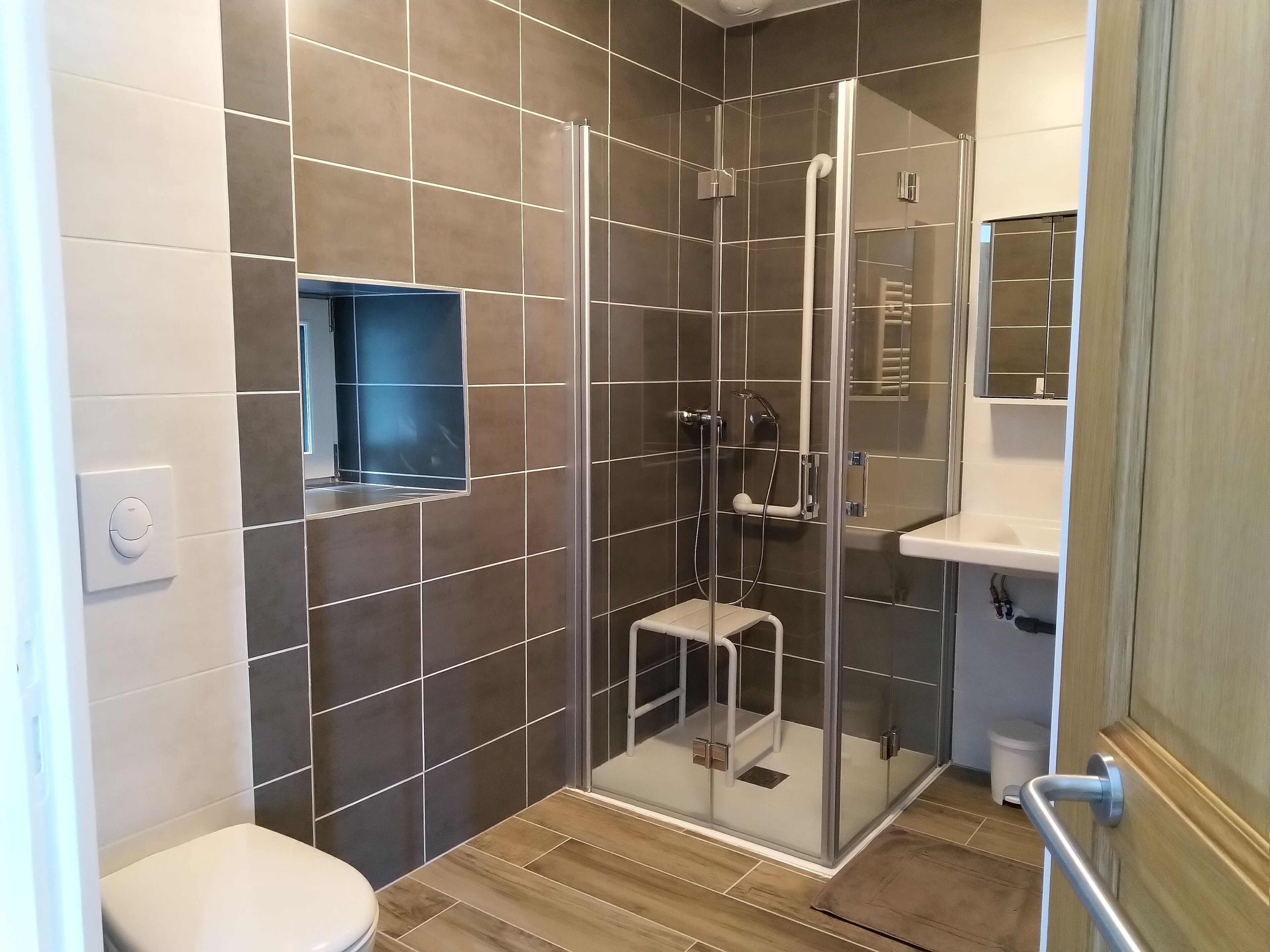 Dusj, håndklær og toalettpapir