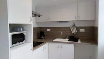 Een koelkast, een magnetron, een oven, een kookplaat