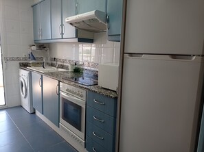 Een koelkast, een microgolfoven, een oven