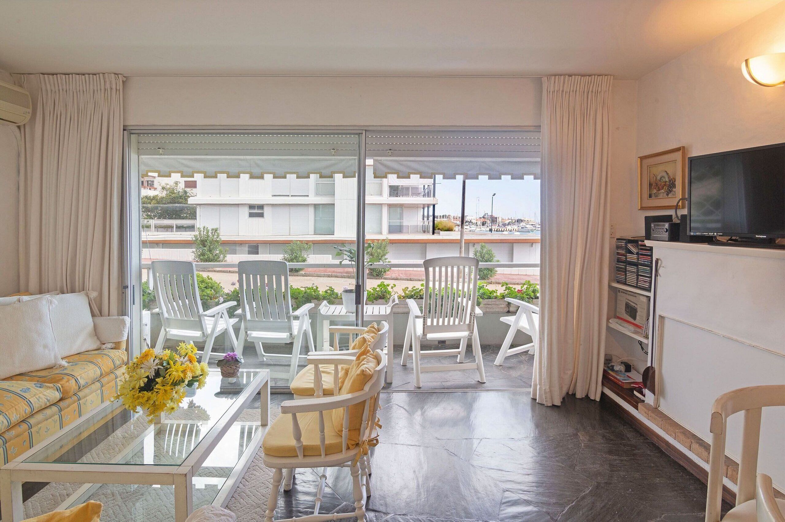 Apartamento | Zona de estar | Televisión de 30 pulgadas con canales por satélite