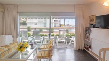 Apartamento | Zona de estar | Televisión de 30 pulgadas con canales por satélite