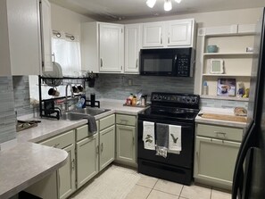 Kylskåp, mikrovågsugn, ugn och spishäll